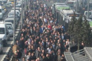 Metrob&uuml;ste bomba paniği