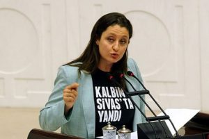 Pavey'den tiş&ouml;rtl&uuml; protesto