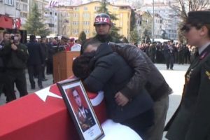 Şehidi 10 bin kişi son yolculuğuna uğurladı