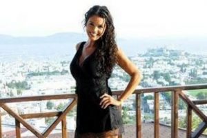 &Uuml;nl&uuml; modelin feci &ouml;l&uuml;m&uuml;!