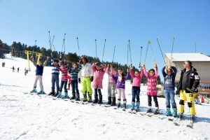 Uludağ'da 50 &ccedil;ocuğun kayak keyfi
