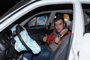 Ara&ccedil; i&ccedil;erisinde sıkışan yaralıdan "okey" işareti