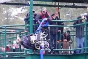 Fel&ccedil;li kadının 45 metreden inanılmaz atlayışı