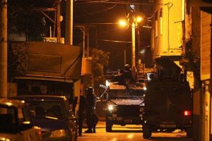 Adana'da 3 polisi yaraladı ka&ccedil;tı