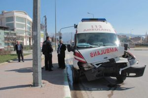 Hasta almaya giden ambulans kaza yaptı