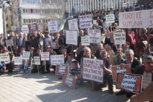 Bursa'da isyan eden k&ouml;yl&uuml;ler şehir merkezine y&uuml;r&uuml;d&uuml;