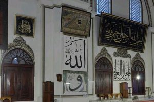 "Vav" harfi &ouml;n&uuml;nde saf tutuyorlar