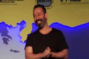 Cem Yılmaz g&uuml;ld&uuml;rd&uuml;