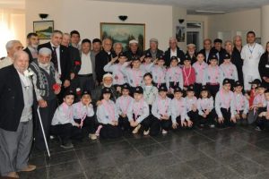 İzciler huzurevi sakinlerine moral verdi
