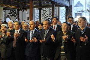 Başbakan Yardımcısı Arın&ccedil; Ulucami'de
