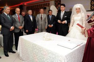 Arın&ccedil;, nikah şahitliği yaptı
