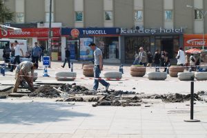 Kent Meydanı'ndaki parke taşları onarılıyor