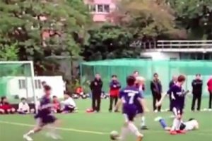10 yaşındaki futbolcudan &ouml;l&uuml;mc&uuml;l tekme