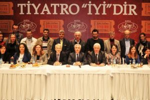 Nil&uuml;fer'de tiyatro zamanı