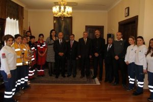 Azra bebeği kurtaran Bursalı ekibe &ouml;d&uuml;l