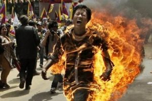 Tibetli gen&ccedil; kendini yaktı