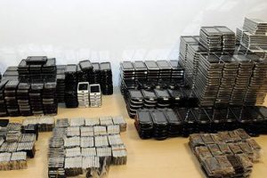 Valizler dolusu cep telefonu yakalandı