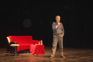 Kanseri yenen siyaset&ccedil;iden stand-up g&ouml;sterisi