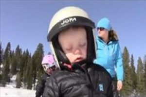 Kayak yaparken ayakta uyudu