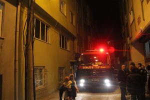 Mahalle sakinleri sokağa d&ouml;k&uuml;ld&uuml;