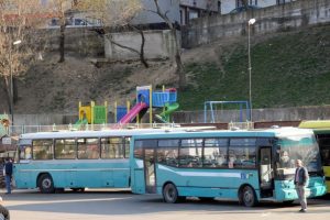 Otob&uuml;s&uuml;n altına saklanınca &ouml;l&uuml;mden d&ouml;nd&uuml;