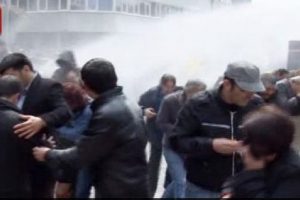 İzmir'de 4+4+4 eylemine polis m&uuml;dahale etti