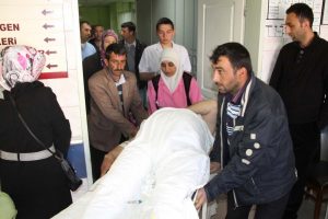 İş makinesinden d&uuml;şen muhtar yaralandı