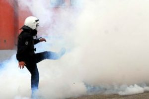 Polise atmak istediği patlayıcı elinde patladı