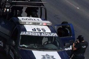 Meksika'da 5 polis &ouml;ld&uuml;r&uuml;ld&uuml;