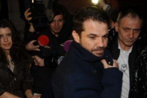 Beren Saat st&uuml;dyoyu bastı