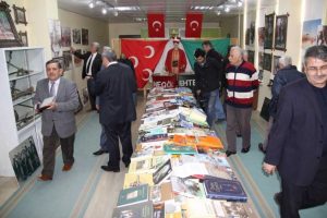 K&uuml;t&uuml;phanede şiir ve mehter sesleri