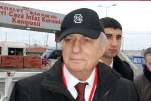 &Ccedil;etin Doğan salonu terk etti
