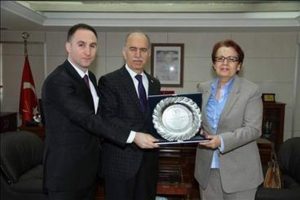 G&uuml;reş&ccedil;iler meydana iniyor