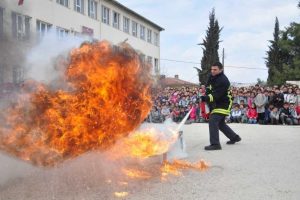 İneg&ouml;l itfaiyesinden miniklere yangın dersi