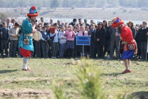 &Ouml;ğrenciler Karag&ouml;z'le birlikte fidan dikti