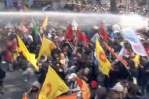 Ankara karıştı! 4+4+4 protestosuna polis m&uuml;dahalesi