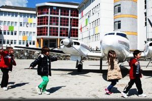 Okul bah&ccedil;esine u&ccedil;ak indi!