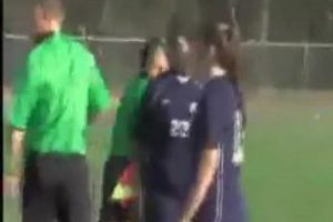 Kadın futbolcular ma&ccedil;ta birbirine girdi