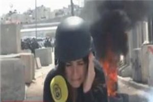 Muhabirin yanında bomba patladı
