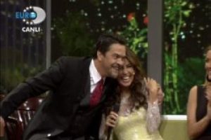 Amel Bouchoucha'dan Beyaz'a b&uuml;y&uuml;k jest