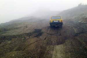 Yol &ccedil;&ouml;kt&uuml; otomobil u&ccedil;uruma d&uuml;şmekten son anda kurtuldu