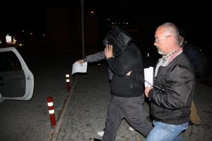 Sahte &ccedil;eklerle mobilyacıları dolandırdı