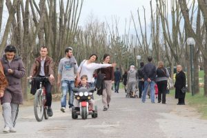 Sınav stresini parkta bisiklet s&uuml;rerek attılar
