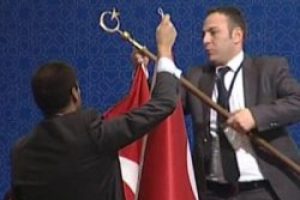 Clinton'ın toplantısı &ouml;ncesi T&uuml;rk bayrağı hassasiyeti