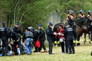 Br&uuml;ksel'de y&uuml;zlerce protestocu g&ouml;zaltında