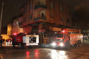 Yangından ka&ccedil;arken 3'&uuml;nc&uuml; kattan d&uuml;şt&uuml;