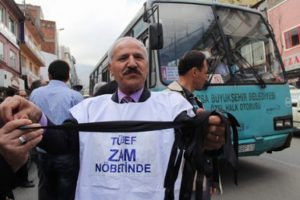 Fiyatı 5 TL'ye yaklaşan benzine siyah kurdeleli tepki
