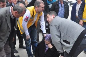 Karşıdan karşıya ge&ccedil;erken otomobil &ccedil;arptı