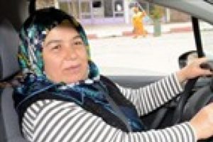 58 yaşında s&uuml;r&uuml;c&uuml; belgesi aldı