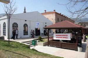 Kız &ouml;ğrenciler yararına dev &ccedil;adırda kermes